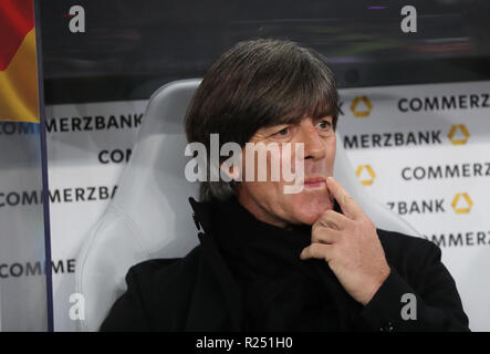 Il 15 novembre 2018, Sassonia, Lipsia: Calcio: partite internazionali, Germania - Russia nell'Arena di RB. Allenatore nazionale Joachim Löw dalla Germania prima che il gioco sul banco di lavoro. Nota importante: In conformità con i requisiti del DFB Deutscher Fußball-Bund (tedesco Football Association), è vietato utilizzare o hanno utilizzato fotografie scattate allo stadio e/o durante la partita sotto forma di sequenza di immagini e/o video-come sequenze di foto. Foto: Jan Woitas/dpa Foto Stock