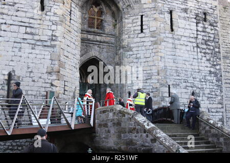 Netflixs corona, Caernarfon Castle Wales, Regno Unito. Venerdì 16 novembre 2018. Le riprese oggi avviato in Caernarfon Castle di Netflixs corona, impostare nel 1969 essa l' investitura del principe Charles, Credito:Mike Clarke/Alamy Live News Foto Stock