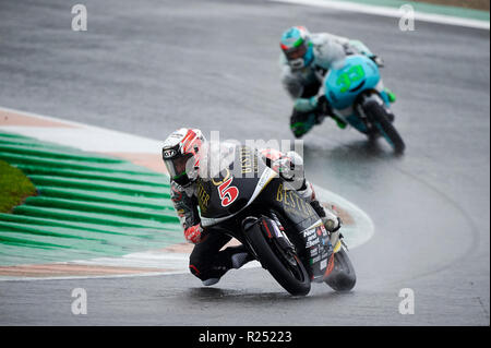 Circuito de Valencia, Valencia, Spagna. Xvi Nov, 2018. La MotoGP a Valencia, Venerdì di prove libere; Jaume Masia del capitale Bester al numero Dubai Moto3 Team followe da Enea Bastianini del Leopard Racing Moto3 del team in azione durante la umido molto libere 2 Credito: Azione Sport Plus/Alamy Live News Foto Stock