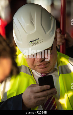 Bergrheinfeld, Germania. Xvi Nov, 2018. Ministro federale dell'economia Peter Altmaier (CDU) guarda al suo telefono mobile. Come parte della sua seconda espansione di rete viaggio, Altmaier è venuto in Franconia. (A dpa 'cittadino unter Strom - Altmaier incontra l'espansione della rete avversari del 16.11.2018) Credito: Nicolas Armer/dpa/Alamy Live News Foto Stock