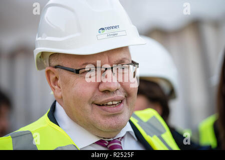 Bergrheinfeld, Germania. Xvi Nov, 2018. Ministro federale dell'economia Peter Altmaier (CDU) sorge nella nuova sottostazione. Come parte della sua seconda espansione di rete viaggio, Altmaier è venuto in Franconia. (A dpa 'cittadino unter Strom - Altmaier incontra l'espansione della rete avversari del 16.11.2018) Credito: Nicolas Armer/dpa/Alamy Live News Foto Stock