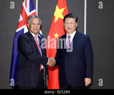 Port Moresby, Papua Nuova Guinea. Xvi Nov, 2018. Il presidente cinese Xi Jinping (R) incontra il Primo Ministro Henry Puna delle Isole Cook in Port Moresby, Papua Nuova Guinea, su nov. 16, 2018. Xi incontrato qui il venerdì con i leader dei paesi insulari del Pacifico che hanno relazioni diplomatiche con la Cina. Credito: Ding Lin/Xinhua/Alamy Live News Foto Stock