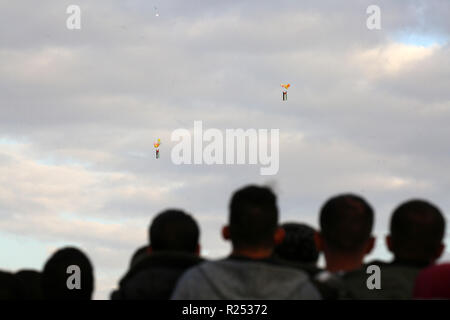 La striscia di Gaza, Territori palestinesi - 16 Novembre, 2018. Palestinesi palloncini di sparo durante una manifestazione di protesta nei pressi della striscia di Gaza Israele confine, a est di Rafah nel sud della striscia di Gaza il 16 novembre 2018. ©Abed Rahim Khatib / risveglio / Alamy Live News Foto Stock