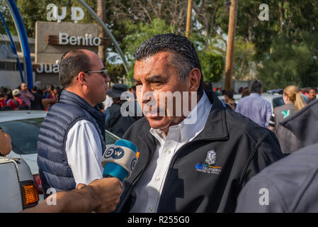 Novembre 15, 2018 - Baja California del segretario-generale, Francisco Rueda Gomez parla ai media al di fuori di Unidad Deportiva Benito Juarez, un locale complesso ricreativo girato rifugio di fortuna, su come il governo sta affrontando l'afflusso dell America Centrale aslyum asilo, anche noto come '"migranti caravan'', arrivando a Tijuana, Messico il 15 novembre 2018. Credito: Vito Di Stefano/ZUMA filo/Alamy Live News Foto Stock