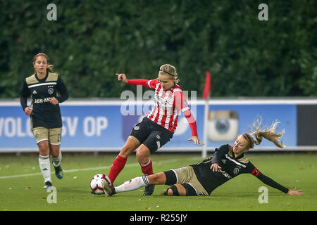 EINDHOVEN, 16-11-2018 ,De Herdgang , (1-0) PSV player Katja Snoeijs (m) e lettore di Ajax Lois Schenkel (r). durante la partita PSV - Ajax (donne) Foto Stock