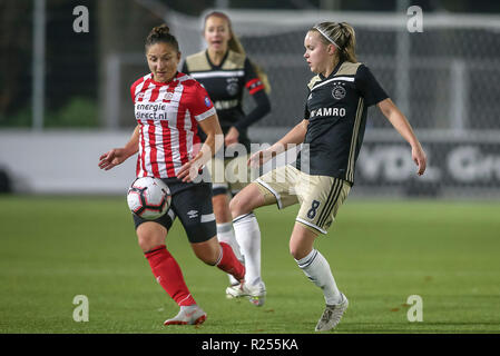 EINDHOVEN, 16-11-2018 ,De Herdgang , (1-0) PSV player sara Yuceil (l) Ajax player Iina Salmi (r) durante la partita PSV - Ajax (donne) Foto Stock