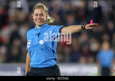 EINDHOVEN, 16-11-2018 ,De Herdgang , (1-0) arbitro L.van der Helm durante la partita PSV - Ajax (donne) Foto Stock