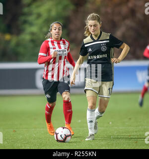 EINDHOVEN, 16-11-2018 ,De Herdgang , (1-0) PSV player Naomi Pattiwael (l) e Ajax player Vita van der Linden (r) durante la partita PSV - Ajax (donne) Foto Stock