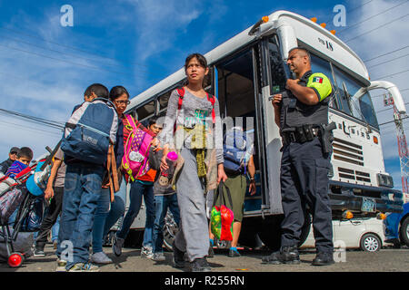 15 novembre 2018 - i richiedenti asilo provenienti da America centrale, comunemente noto come '"migranti caravan'', arrivare in autobus a un ripiego .shelter in Tijuana, Messico il 15 novembre 2018. Sempre più gli autobus sono impostati per arrivare in tutta nei prossimi giorni. Credito: Vito Di Stefano/ZUMA filo/Alamy Live News Foto Stock