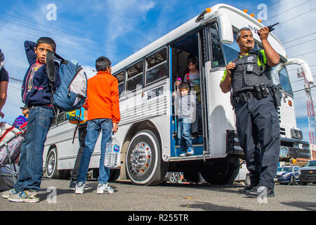 15 novembre 2018 - i richiedenti asilo provenienti da America centrale, comunemente noto come '"migranti caravan'', arrivare in autobus a un ripiego .shelter in Tijuana, Messico il 15 novembre 2018. Motivi di asilo che spaziano dalla fuoriuscita di violenza domestica, alla pista della violenza, a dure politiche governative. Credito: Vito Di Stefano/ZUMA filo/Alamy Live News Foto Stock