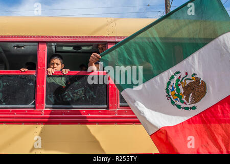 15 novembre 2018 - i richiedenti asilo provenienti da America centrale, comunemente noto come '"migranti caravan'', arrivare in autobus a un ripiego .shelter in Tijuana, Messico il 15 novembre 2018. Numeri fino a 9.000 erano dice di essere in arrivo in Tijuana. Credito: Vito Di Stefano/ZUMA filo/Alamy Live News Foto Stock