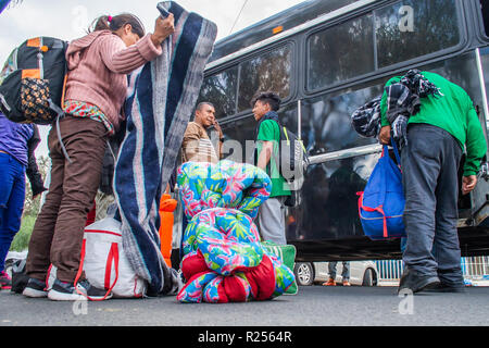 15 novembre 2018 - i richiedenti asilo provenienti da America centrale, comunemente noto come '"migranti caravan'', arrivare in autobus a Unidad Deportiva Benito Juarez, in Tijuana, Messico il 15 novembre 2018. UDBJ è una struttura ricreativa che .ora essere utilizzato per il ricovero di fino a circa 2 mila persone. Credito: Vito Di Stefano/ZUMA filo/Alamy Live News Foto Stock