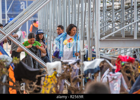 15 novembre 2018 - i richiedenti asilo provenienti da America centrale, comunemente noto come '"migranti caravan'', a Unidad Deportiva Benito Juarez istituito per loro un rifugio in Tijuana, Messico il 15 novembre 2018. z UDBJ è una struttura ricreativa che verrà ora utilizzato per il ricovero di fino a circa 2 mila persone. Credito: Vito Di Stefano/ZUMA filo/Alamy Live News Foto Stock