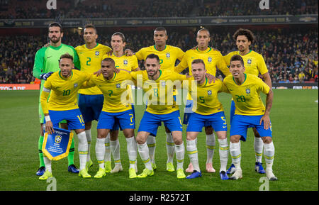 Londra, Regno Unito. Il 16 novembre 2018. Il Brasile pre corrisponde una foto del team durante la International amichevole tra il Brasile e l'Uruguay presso l'Emirates Stadium di Londra, Inghilterra il 16 novembre 2018. Foto di Andy Rowland. . (La fotografia può essere utilizzata solo per il giornale e/o rivista scopi editoriali. ) Credito: Andrew Rowland/Alamy Live News Foto Stock