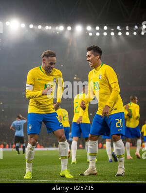 Londra, Regno Unito. Il 16 novembre 2018. Neymar (Parigi Saint-Germain) del Brasile festeggia il suo obiettivo con Roberto Firmino (Liverpool) del Brasile durante la International amichevole tra il Brasile e l'Uruguay presso l'Emirates Stadium di Londra, Inghilterra il 16 novembre 2018. Foto di Andy Rowland. . (La fotografia può essere utilizzata solo per il giornale e/o rivista scopi editoriali. ) Credito: Andrew Rowland/Alamy Live News Foto Stock