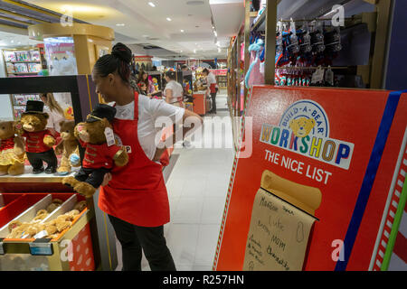 New York, Stati Uniti d'America. Il 16 novembre 2018. Un lavoratore nella build-un-Bear parte officina saluta i clienti nel giocattolo emporium FAO Schwarz, visto il suo grande apertura, Venerdì 16 Novembre, 2018. Tre anni dopo aver chiuso le sue porte sulla Quinta Avenue il rivenditore è stato riesumato da ThreeSixty Group che ha acquistato il marchio da Toys R Us nel 2016. Il nuovo negozio cattura l'essenza e la nostalgia delle ex posizione compresa la tastiera gigante che si era visto nel film "grandi". (Â© Richard B. Levine) Credito: Richard Levine/Alamy Live News Foto Stock