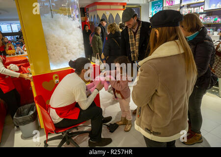 New York, Stati Uniti d'America. Il 16 novembre 2018. Il Build-un-Bear workshop nel giocattolo emporium FAO Schwarz, visto il suo grande apertura, Venerdì 16 Novembre, 2018. Tre anni dopo aver chiuso le sue porte sulla Quinta Avenue il rivenditore è stato riesumato da ThreeSixty Group che ha acquistato il marchio da Toys R Us nel 2016. Il nuovo negozio cattura l'essenza e la nostalgia delle ex posizione compresa la tastiera gigante che si era visto nel film "grandi". (Â© Richard B. Levine) Credito: Richard Levine/Alamy Live News Foto Stock