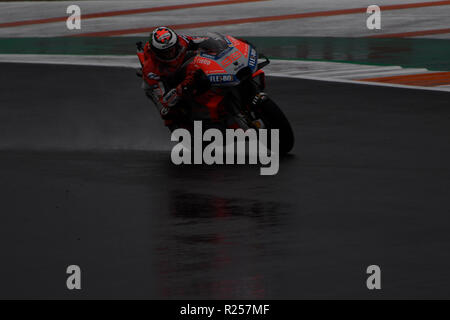 Jorge Lorenzo (99) della Spagna e il Team Ducati durante le prove libere durante il Gran Premio Motul de la Comunitat Valenciana del Campionato del Mondo di MotoGP sul circuito Ricardo Tormo di Valencia, in Spagna il 16 Nov 2018 Foto Stock