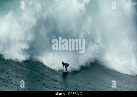 Alex Botelho surf a Nazaré sfida del WSL Foto Stock