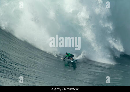 Il vincitore concedere "Twiggy' Baker surf a Nazaré sfida del WSL Foto Stock