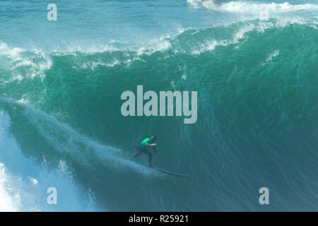 Il vincitore concedere "Twiggy' Baker surf a Nazaré sfida del WSL Foto Stock