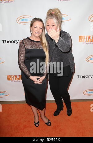 Beverly Hills, Ca. Xvi Nov, 2018. Melissa Joan Hart, Caroline Rhea, al Lupus la 16th Annual Hollywood Bag Ladies pranzo presso il Beverly Hilton hotel di Beverly Hills, la California il 16 novembre 2018. Credito: Faye Sadou/media/punzone Alamy Live News Foto Stock