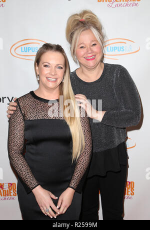 Beverly Hills, Ca. Xvi Nov, 2018. Melissa Joan Hart, Caroline Rhea, al Lupus la 16th Annual Hollywood Bag Ladies pranzo presso il Beverly Hilton hotel di Beverly Hills, la California il 16 novembre 2018. Credito: Faye Sadou/media/punzone Alamy Live News Foto Stock