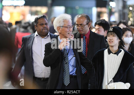 Shinjuku, Tokyo, Giappone. Xvi Nov, 2018. La gente a piedi sul lato della strada a Shinjuku Tokyo Giappone il venerdì 16 novembre, 2018. Foto di: Ramiro Agustin Vargas Tabares Credito: Ramiro Agustin Vargas Tabares/ZUMA filo/Alamy Live News Foto Stock