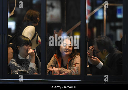 Shinjuku, Tokyo, Giappone. Xvi Nov, 2018. Il popolo giapponese parla all'interno di un caffé a Shinjuku a Tokyo Giappone il venerdì 16 novembre, 2018. Foto di: Ramiro Agustin Vargas Tabares Credito: Ramiro Agustin Vargas Tabares/ZUMA filo/Alamy Live News Foto Stock