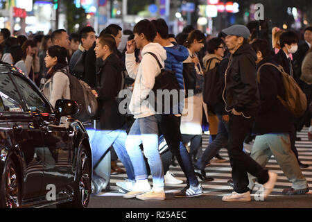 Shinjuku, Tokyo, Giappone. Xvi Nov, 2018. La gente cammina Kabukisho vicino alla Stazione di Shinjuku a Tokyo Giappone il venerdì 16 novembre, 2018. Foto di: Ramiro Agustin Vargas Tabares Credito: Ramiro Agustin Vargas Tabares/ZUMA filo/Alamy Live News Foto Stock