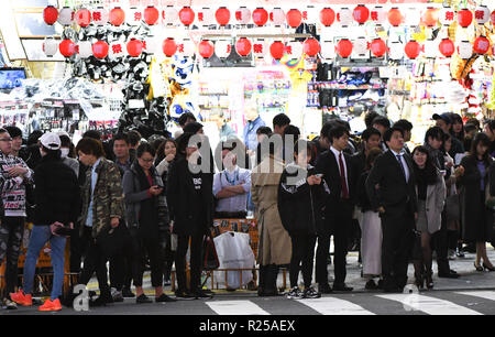 Shinjuku, Tokyo, Giappone. Xvi Nov, 2018. La gente aspetta di attraversare la strada vicino a Kabukisho a Shinjuku a Tokyo Giappone il venerdì 16 novembre, 2018. Foto di: Ramiro Agustin Vargas Tabares Credito: Ramiro Agustin Vargas Tabares/ZUMA filo/Alamy Live News Foto Stock