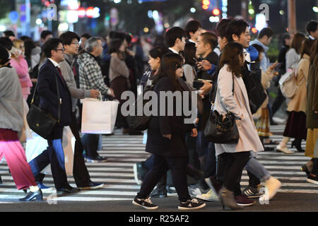 Shinjuku, Tokyo, Giappone. Xvi Nov, 2018. La gente cammina Kabukisho vicino alla Stazione di Shinjuku a Tokyo Giappone il venerdì 16 novembre, 2018. Foto di: Ramiro Agustin Vargas Tabares Credito: Ramiro Agustin Vargas Tabares/ZUMA filo/Alamy Live News Foto Stock