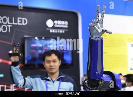 Shenzhen, Cina la provincia di Guangdong. Xvi Nov, 2018. Un espositore mostra un robot al ventesimo Cina Hi-Tech Fair (CHTF) a Shenzhen, Cina del sud della provincia di Guangdong, nov. 16, 2018. Credito: Mao Siqian/Xinhua/Alamy Live News Foto Stock