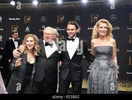 Berlino, Germania. Il 16 novembre 2018. Publisher Hubert Burda viene fornito con la moglie Maria Furtwängler, figlio Jacob (terzo da destra) e la figlia Elisabeth (l) per il settantesimo Bambi Media cerimonia di premiazione presso il palco del teatro. Credito: Britta Pedersen/dpa-Zentralbild/dpa/Alamy Live News Foto Stock