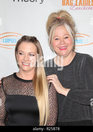 Novembre 16, 2018 - Beverly Hills, CA, Stati Uniti - 16 Novembre 2018- Beverly Hills, Melissa Joan Hart, Caroline Rhea, Lupus la 16th Annual Hollywood Bag Ladies Pranzo, svoltasi presso il Beverly Hilton Hotel. Photo credit: Faye Sadou/AdMedia (credito Immagine: © Faye Sadou/AdMedia via ZUMA filo) Foto Stock