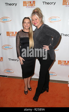 Novembre 16, 2018 - Beverly Hills, CA, Stati Uniti - 16 Novembre 2018- Beverly Hills, Melissa Joan Hart, Caroline Rhea, Lupus la 16th Annual Hollywood Bag Ladies Pranzo, svoltasi presso il Beverly Hilton Hotel. Photo credit: Faye Sadou/AdMedia (credito Immagine: © Faye Sadou/AdMedia via ZUMA filo) Foto Stock