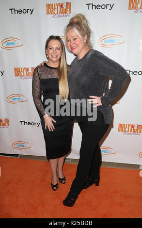 Novembre 16, 2018 - Beverly Hills, CA, Stati Uniti - 16 Novembre 2018- Beverly Hills, Melissa Joan Hart, Caroline Rhea, Lupus la 16th Annual Hollywood Bag Ladies Pranzo, svoltasi presso il Beverly Hilton Hotel. Photo credit: Faye Sadou/AdMedia (credito Immagine: © Faye Sadou/AdMedia via ZUMA filo) Foto Stock