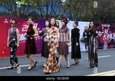 Hangzhou, cinese della Provincia di Zhejiang. 17 Nov, 2018. I modelli presenti abiti vintage durante una parata di Hangzhou, a est della Cina di Provincia dello Zhejiang, nov. 17, 2018. Credito: Huang Zongzhi/Xinhua/Alamy Live News Foto Stock