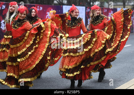 Hangzhou, cinese della Provincia di Zhejiang. 17 Nov, 2018. Estera ballerini eseguono durante una parata di Hangzhou, a est della Cina di Provincia dello Zhejiang, nov. 17, 2018. Credito: Huang Zongzhi/Xinhua/Alamy Live News Foto Stock