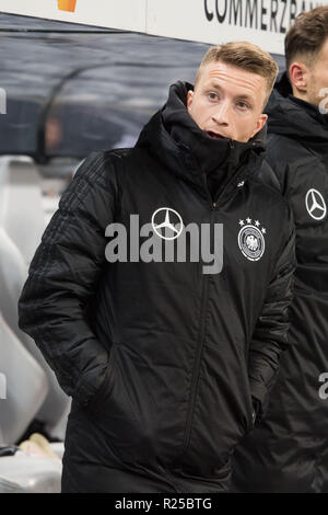 Marco REUS (GER) si trova di fronte al banco di riserva, sostituto, mezza figura, mezza figura, formato ritratto Soccer Laenderspiel, amichevole, Germania (GER) - Russia (RUS) 3: 0, su 15.11.2018 in Leipzig/Germania. € | Utilizzo di tutto il mondo Foto Stock