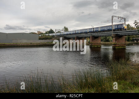 Dumbarton, Scotland, Regno Unito - 28 Settembre 2017: un passeggero Scotrail treno attraversa il fiume Leven a Dumbarton sul Nord linea Clyde vicino a Glasgow. Foto Stock