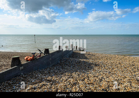 Affacciato su Whitestable lungomare e la spiaggia e il Mare del Nord da accanto alla spiaggia di capanne. Foto Stock
