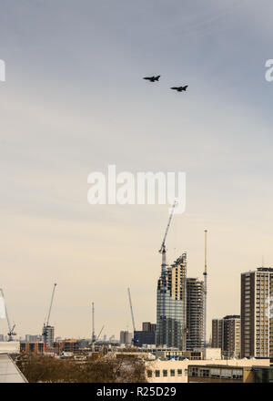 London, England, Regno Unito - 13 Marzo 2015: jet da combattimento a gara finita nel nord di Londra come parte di un flypast commemorative. Foto Stock