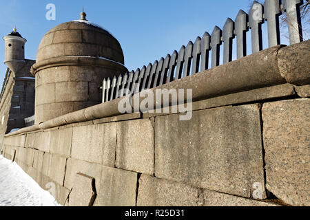 Il granito muro di cinta della fortezza di Pietro e Paolo a San Pietroburgo, Russia. Foto Stock