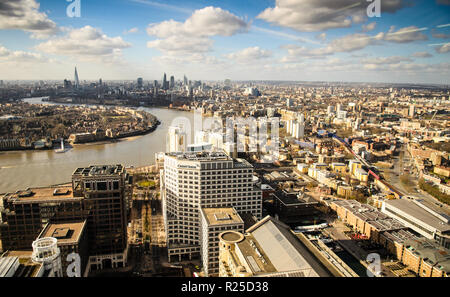 Londra, Inghilterra, 27 Febbraio 2015: Il fiume Tamigi si snoda attraverso il paesaggio urbano della zona est di Londra come si vede dalla Docklands Canary Wharf Tower. Foto Stock