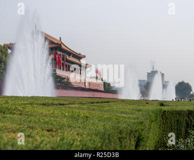 Fontane di fronte alla Città Proibita di Pechino Foto Stock