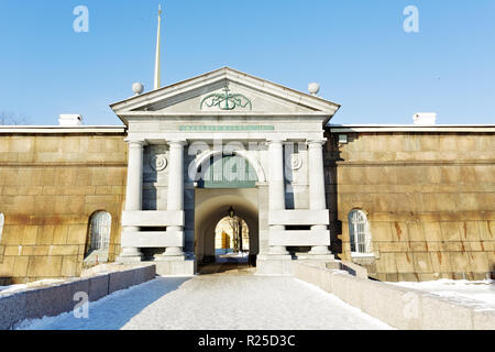 Il granito muro di cinta della fortezza di Pietro e Paolo a San Pietroburgo, Russia. Foto Stock