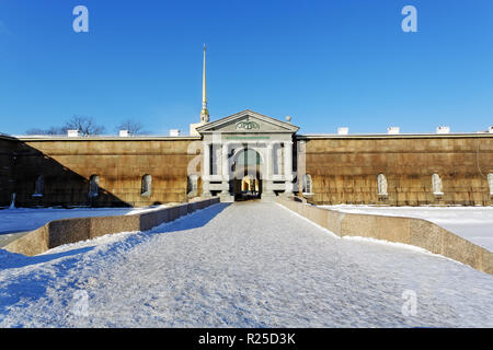 Il granito muro di cinta della fortezza di Pietro e Paolo a San Pietroburgo, Russia. Foto Stock