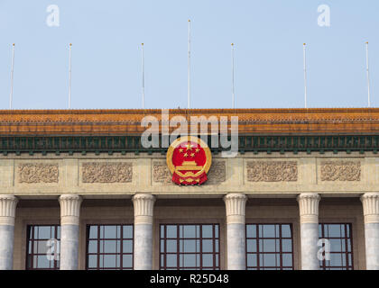 Crest sulla Grande Sala del popolo in piazza Tiananmen Foto Stock