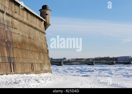 Il granito muro di cinta della fortezza di Pietro e Paolo a San Pietroburgo, Russia. Foto Stock